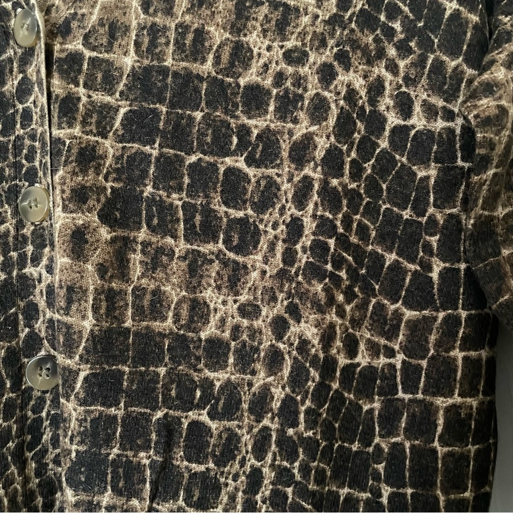 EUC Kenneth Cole New York Crocodile-Inspired Print Cardigan Sweater - Picture 3 of 3